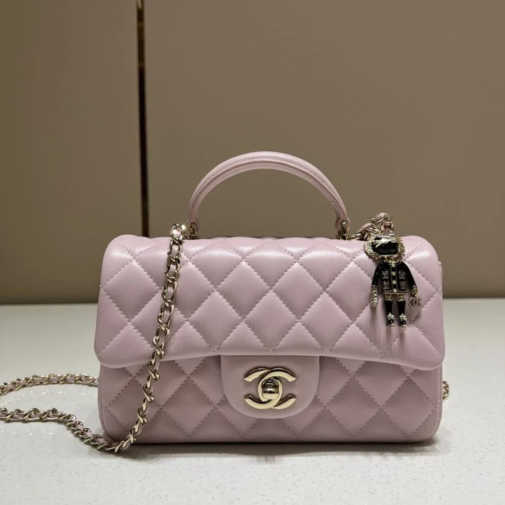 Chanel 22P Sınırlı Sayıda Mini Dikdörtgen Saplı Kuzu Derisi GHW - Glimmer of Luxury