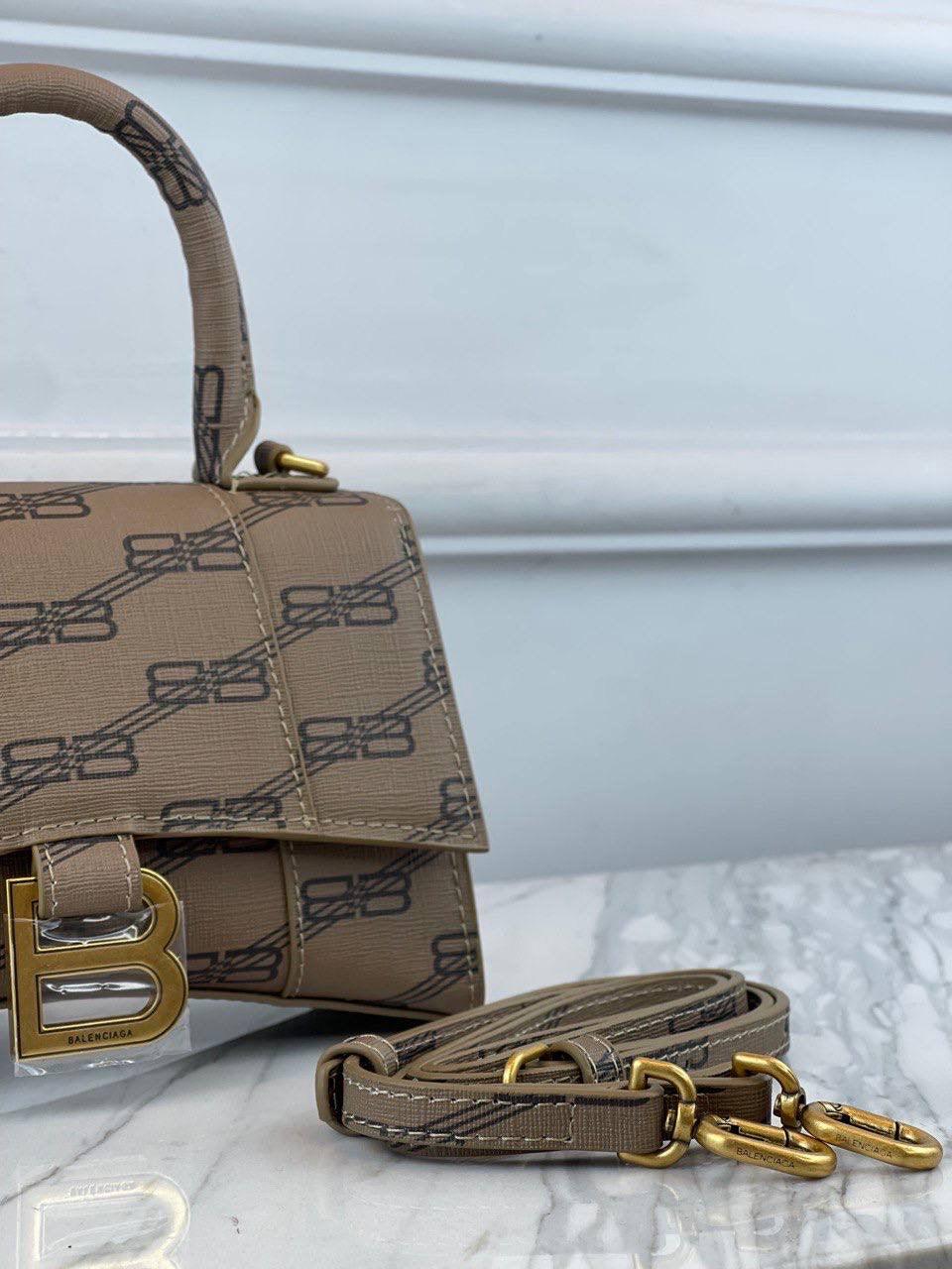 Balenciaga BB Monogram Kanvas Hourglass Kadın Çantaları - Glimmer of Luxury