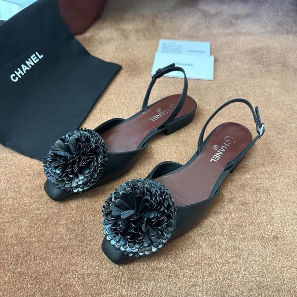 Chanel S26 Çiçek Detaylı Sandaletler