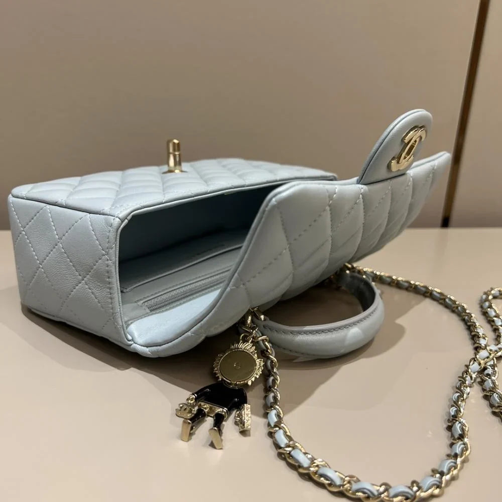 Chanel 22P Sınırlı Sayıda Mini Dikdörtgen Saplı Kuzu Derisi GHW - Glimmer of Luxury