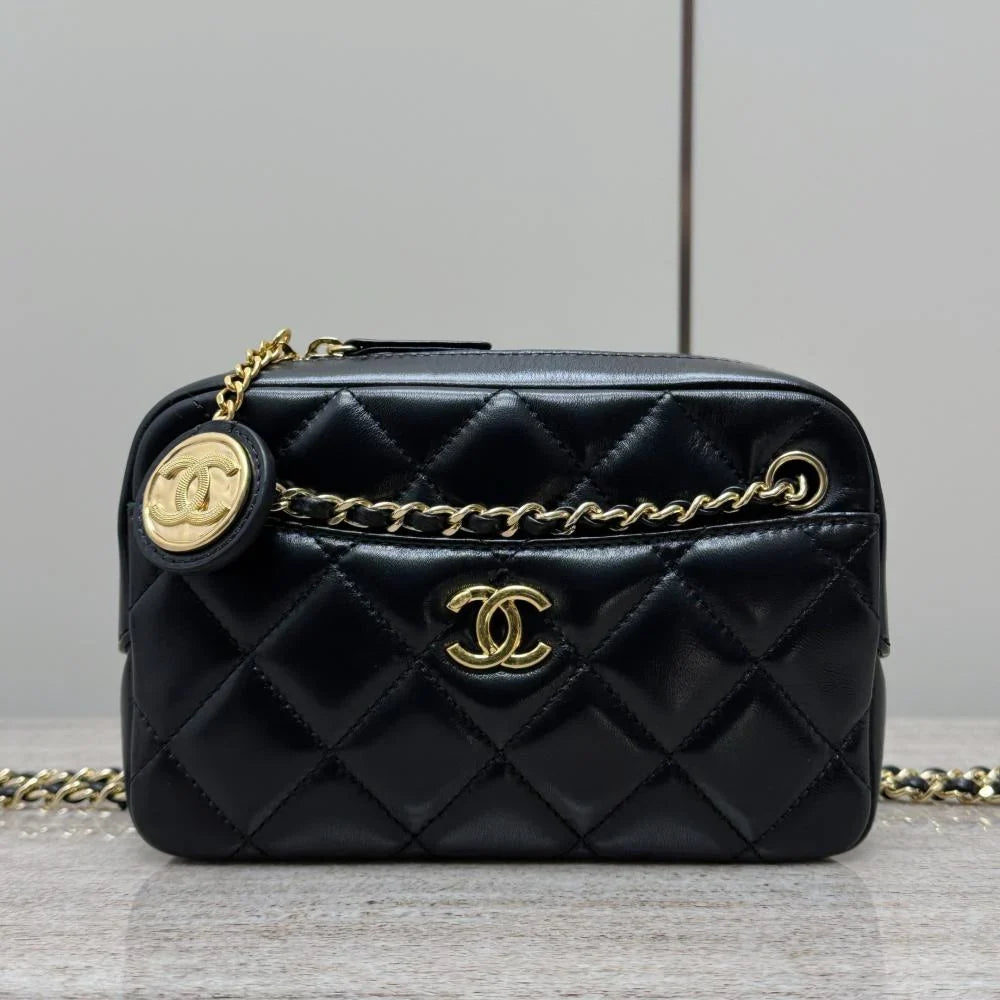 Chanel Parlak Kuzu Derisi Mini Kamera Kılıfı - Glimmer of Luxury