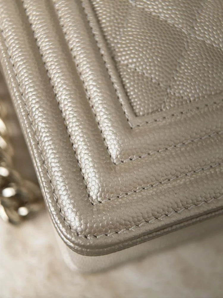 Chanel Leboy Orta 25 cm جلد بقر كافيار بريق الشمبانيا مشبك ذهبي فاتح