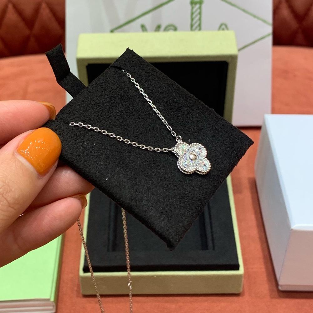 قلادة Van Cleef & Arpels Alhambra