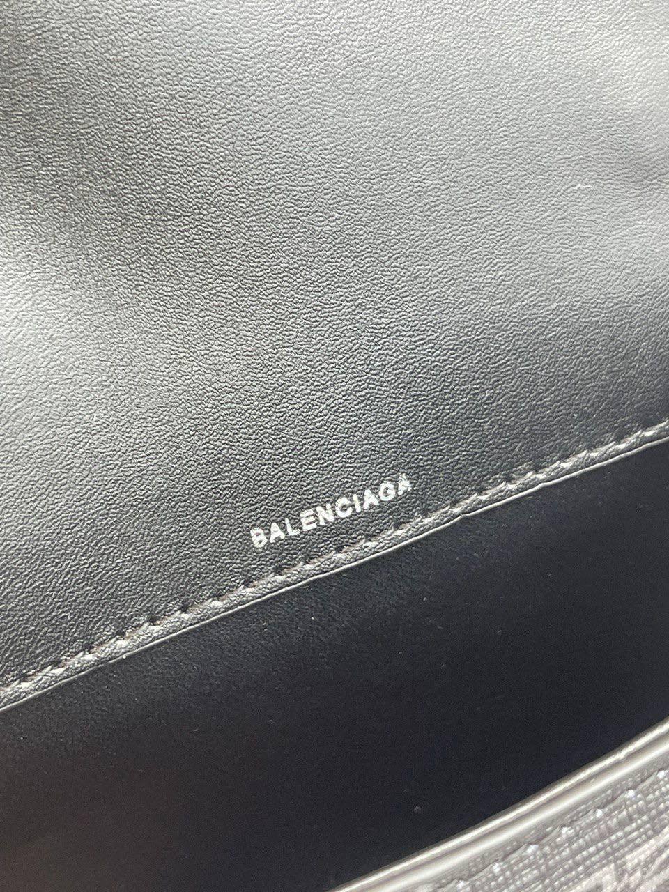 Balenciaga BB Monogram Kanvas Hourglass Kadın Çantaları - Glimmer of Luxury