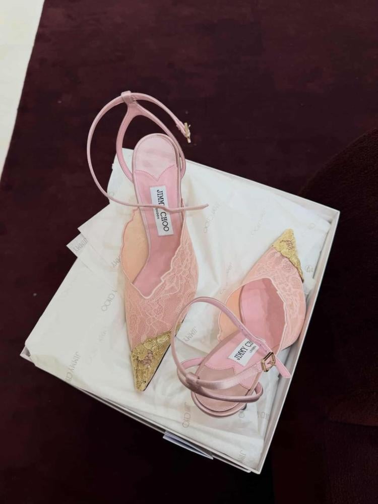 Buty na wysokim obcasie Jimmy Choo ze szpiczastym noskiem i koronkowymi zdobieniami