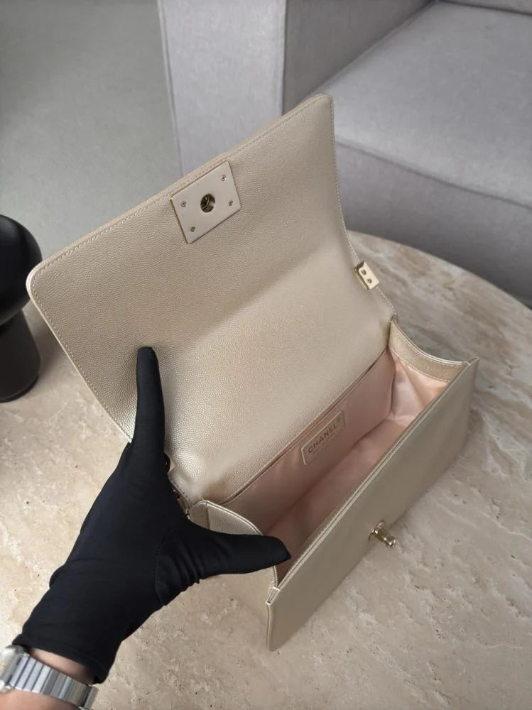 Chanel Leboy Orta 25 cm Havyar İnek Derisi Şampanya Altını Açık Altın Toka
