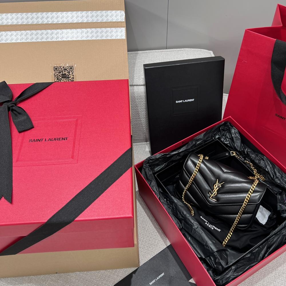 Saint Laurent MATELASSÉ Kuzu Derisindeki LOULOU Küçük Çanta - Glimmer of Luxury