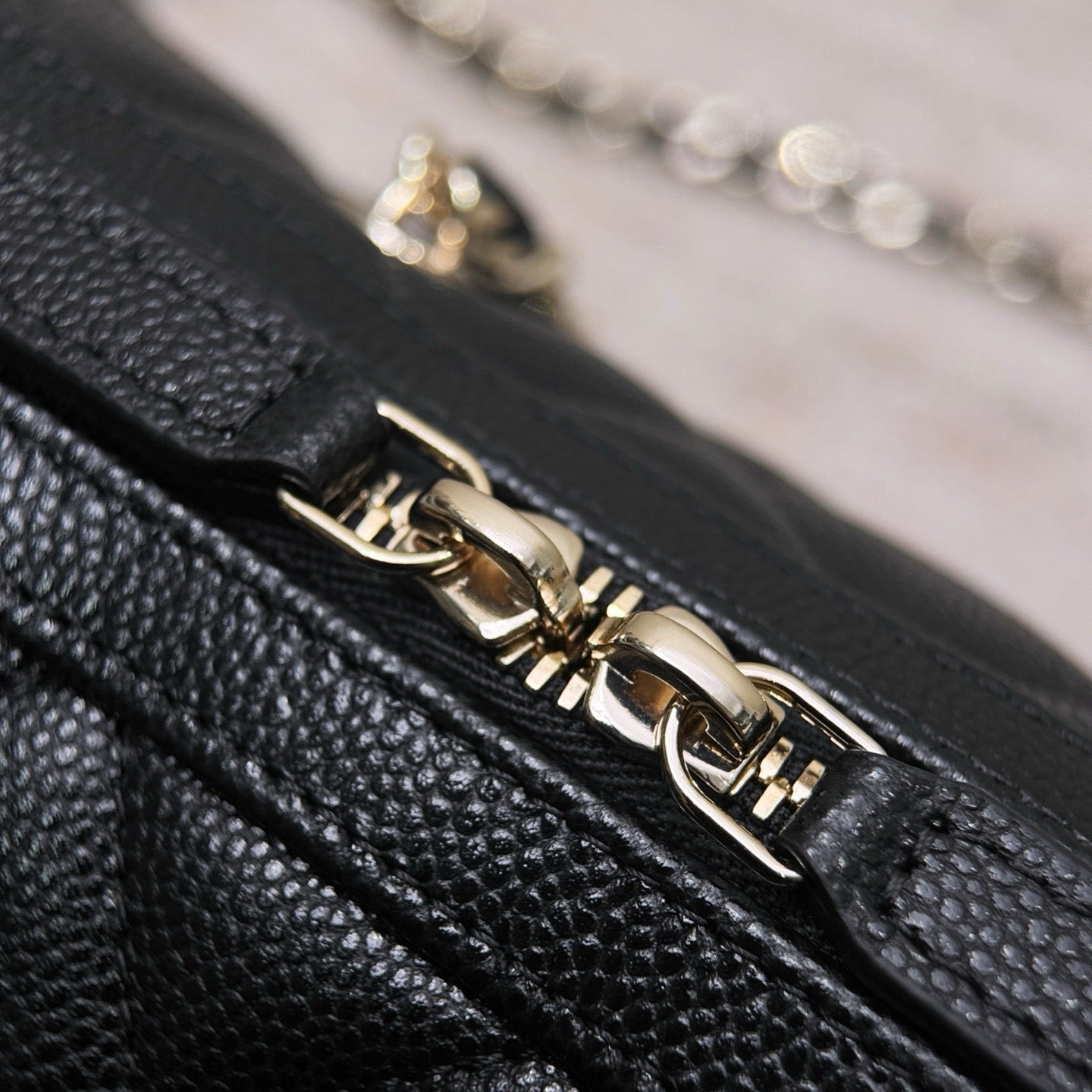 Chanel Mini Timeless Classic Varil Çanta Parlak Havyar Açık Altın Donanım - Glimmer of Luxury