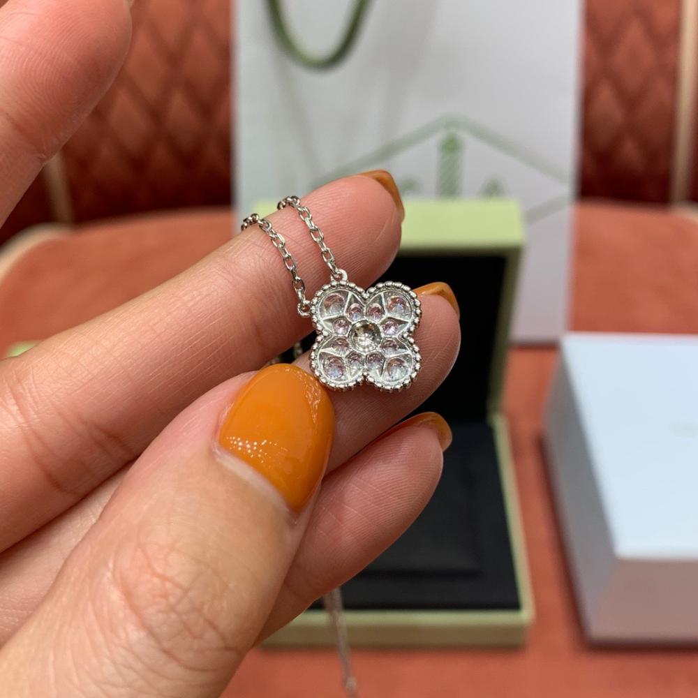 قلادة Van Cleef & Arpels Alhambra