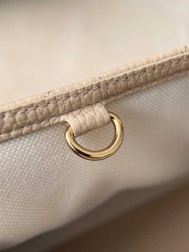 Chanel Urban Essentials Küçük Alışveriş Çantası