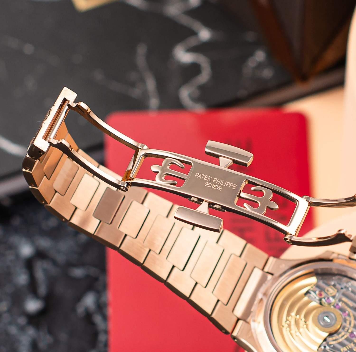 Patek Philippe Nautilus Bayan 7118/1200 - Glimmer of Luxury