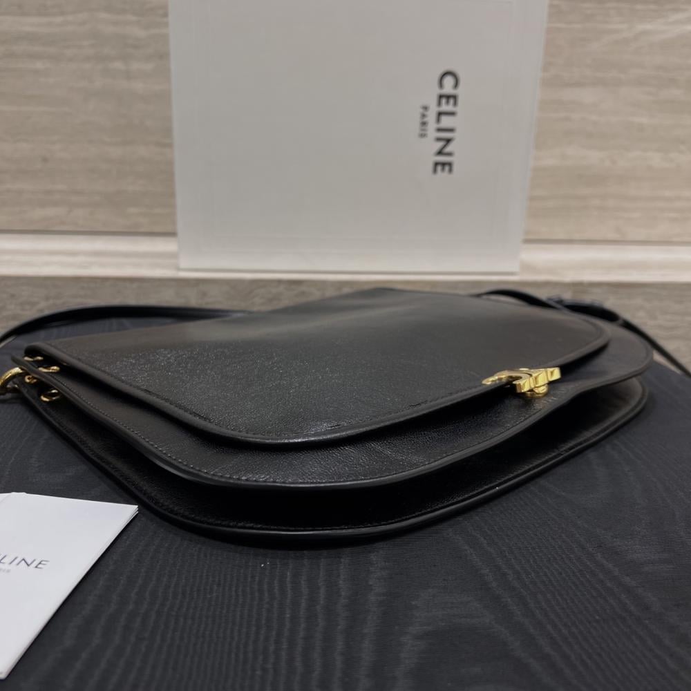 حقيبة CELINE Soft Triomphe Besace من جلد الحمل اللامع – أسود
