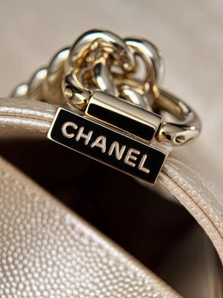 Chanel Leboy Orta 25 cm Havyar İnek Derisi Şampanya Altını Açık Altın Toka