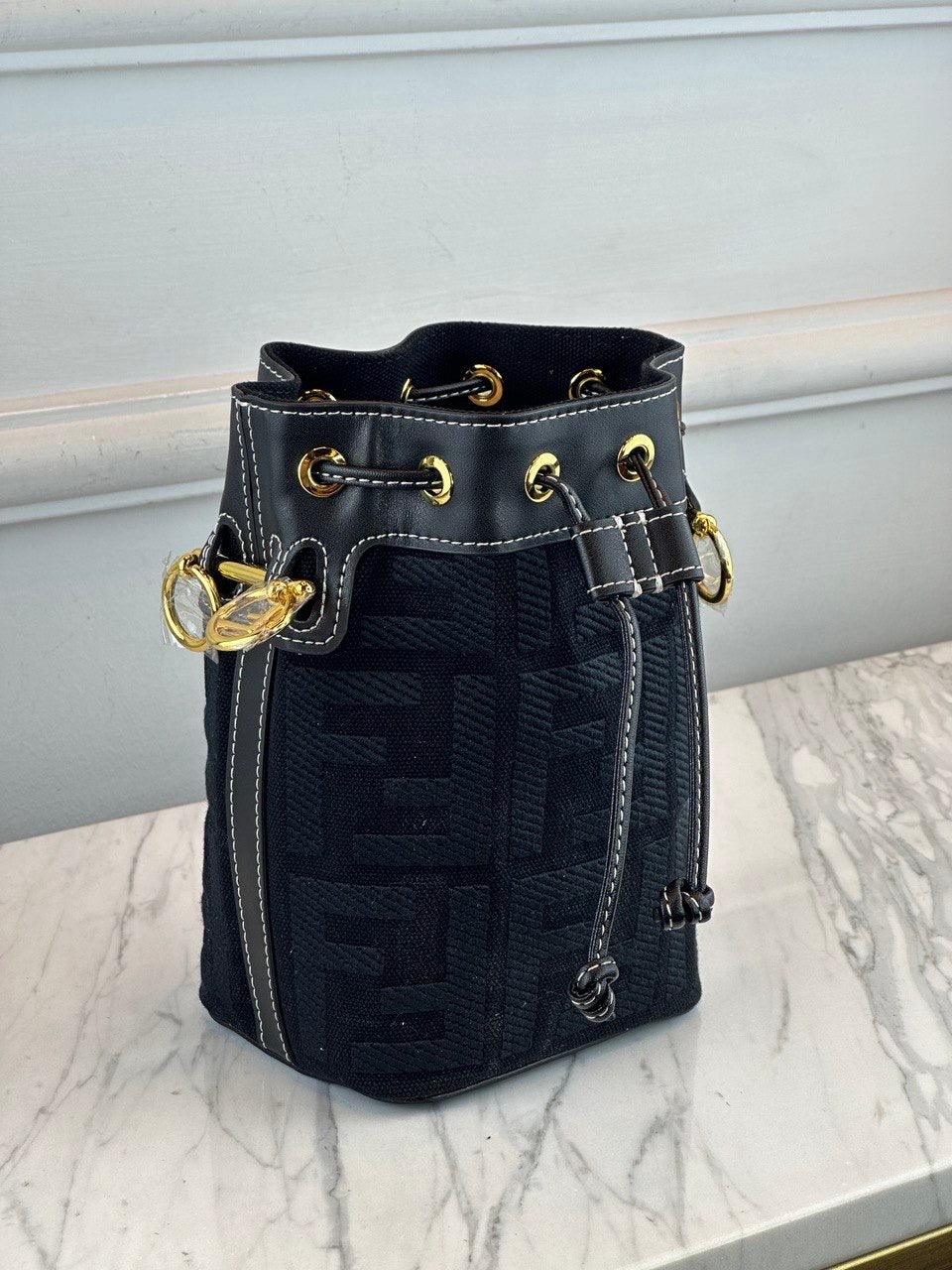 Fendi Her yerinde FF Monogramj Bulunan Kanvas Mon Tresor Kova Çantası - Glimmer of Luxury