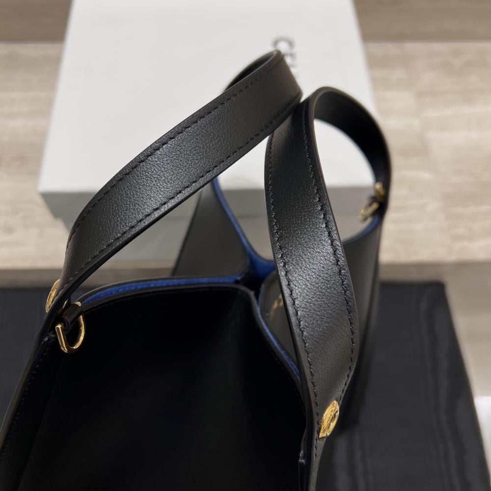 Celine Small Cube Bag من جلد العجل الناعم