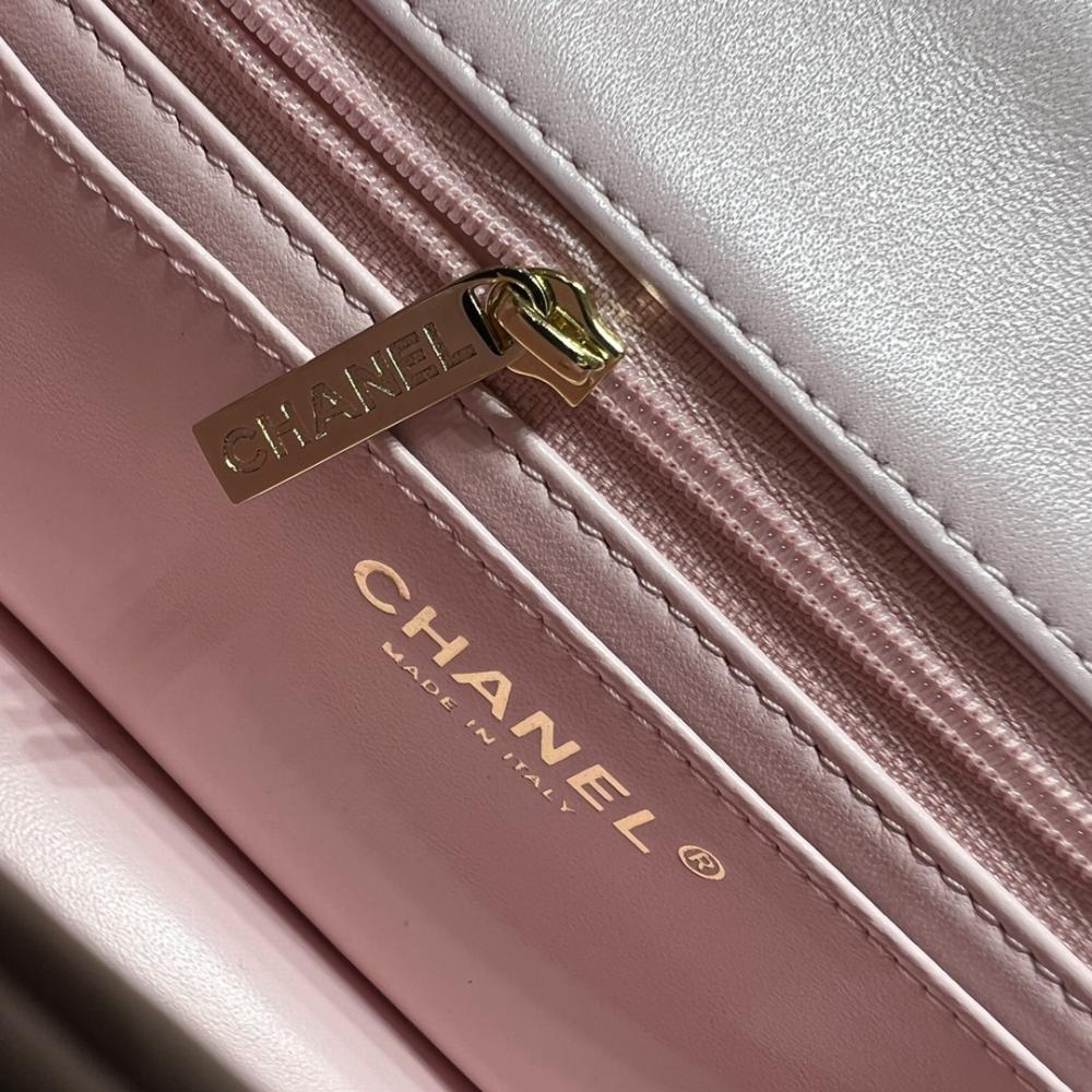Chanel 22P Sınırlı Sayıda Mini Dikdörtgen Saplı Kuzu Derisi GHW - Glimmer of Luxury