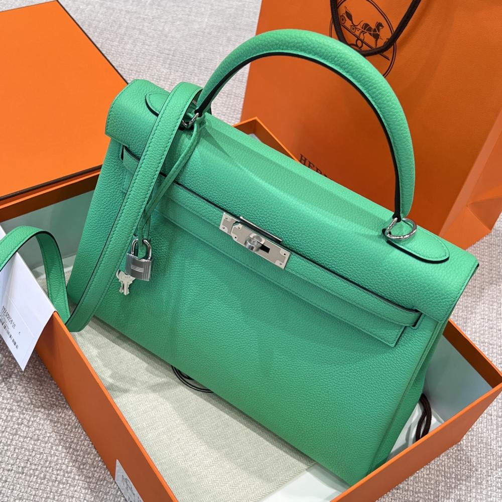 Hermès Kelly 25 Almond Green Epsom Leather with Gold Hardware (Ghw)