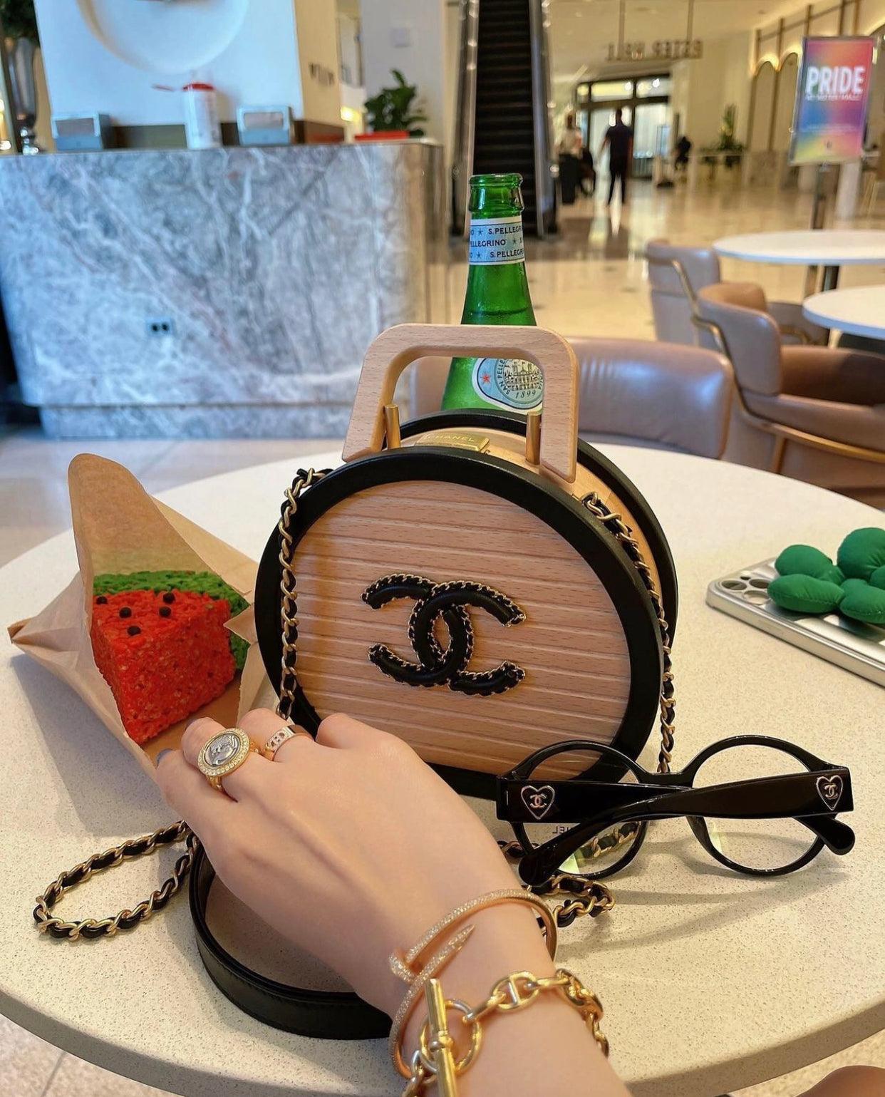 Chanel Yuvarlak Kayın Ağacı ve Siyah Kuzu Derisi CC Vanity Case Çanta - Glimmer of Luxury