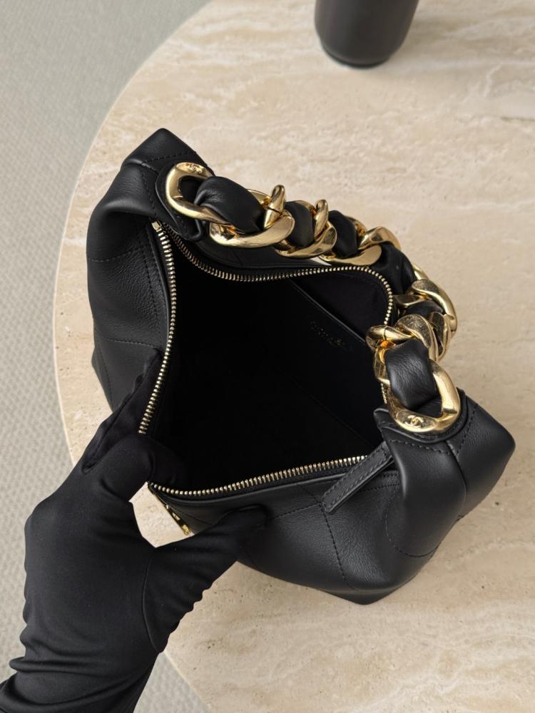 Chanel 25 Carat Hippie Hobo Bag – Vintage Gold Chain Design