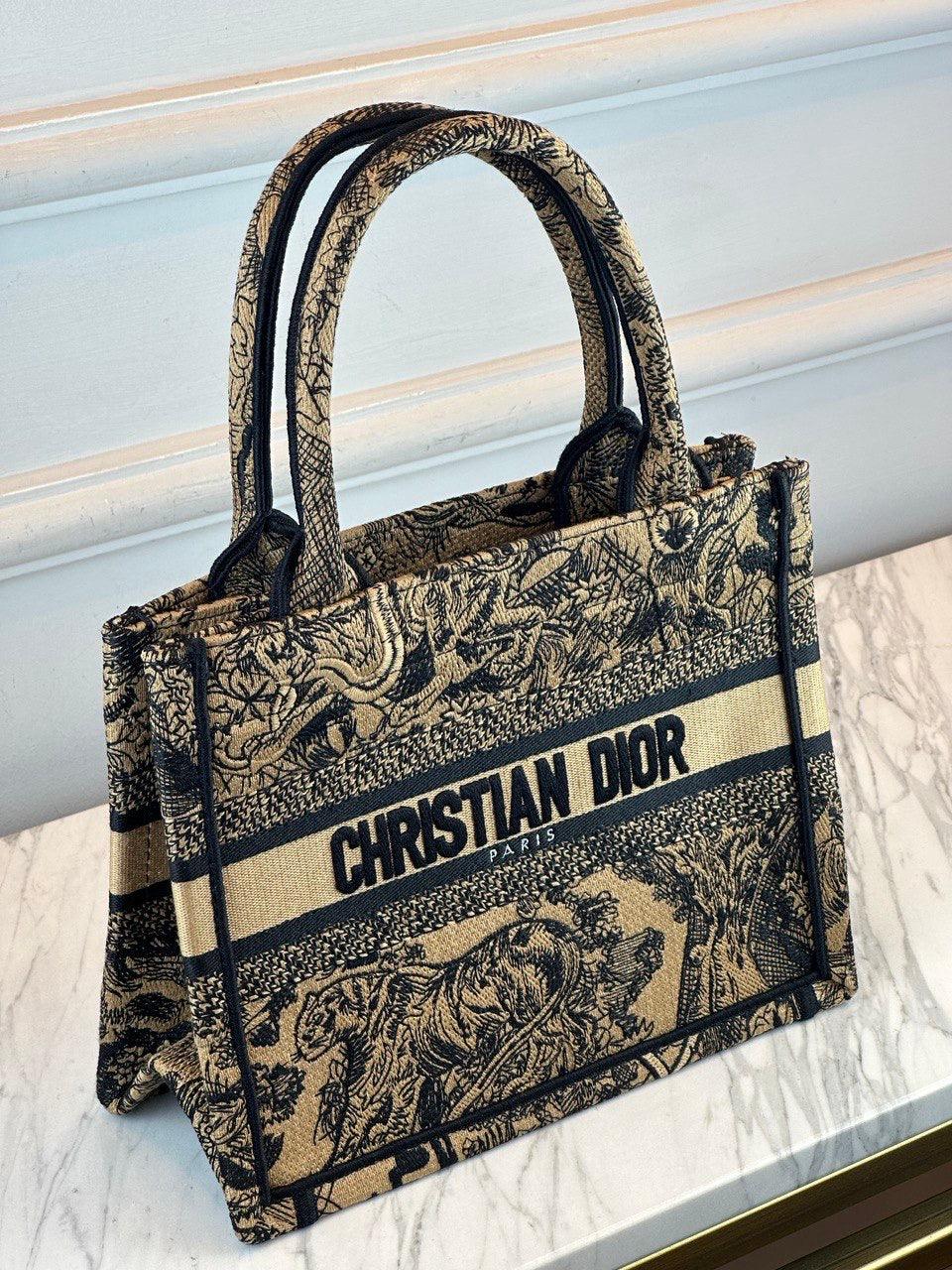 Christian Dior Bej ve Siyah Book Tote Orta - Glimmer of Luxury