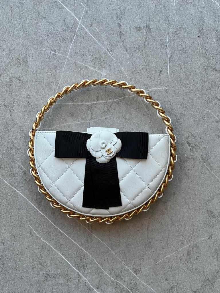 Chanel Kese Altın Tonunda Metal Donanımlı Siyah Kuzu Derisi Karışık Fiber Dana Derisinden - Glimmer of Luxury