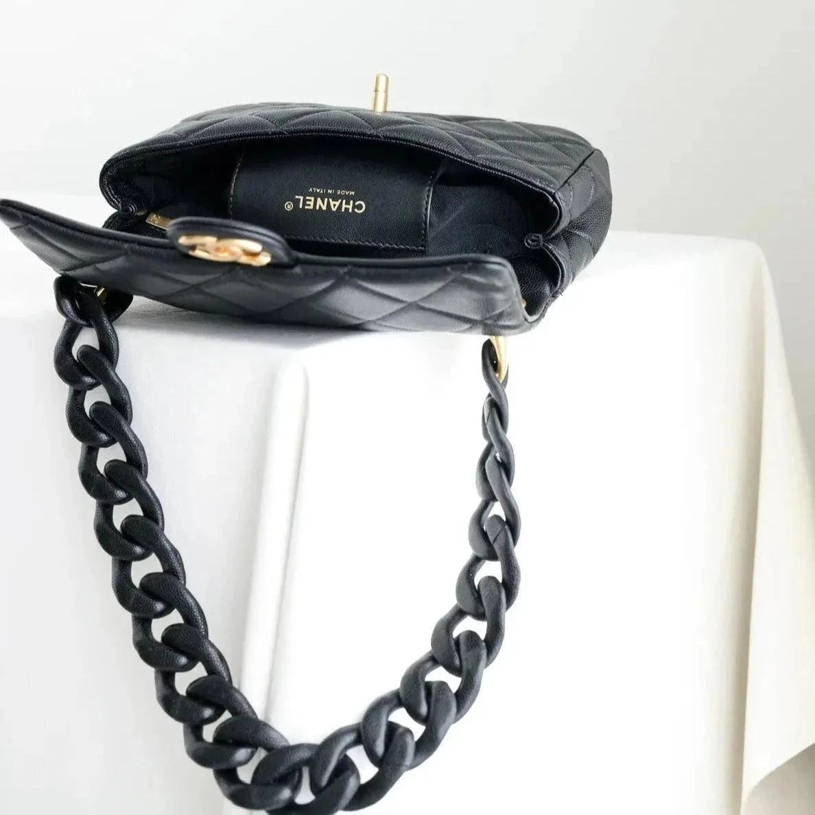 Chanel Zincirli Flap Çanta - Glimmer of Luxury