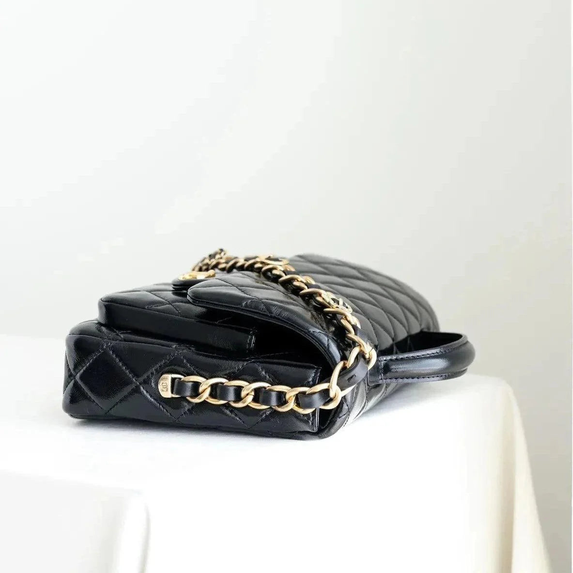 Chanel Kapaklı Üst Saplı Klasik CC Logo Elmas Kuzu Derisi Çanta - Glimmer of Luxury