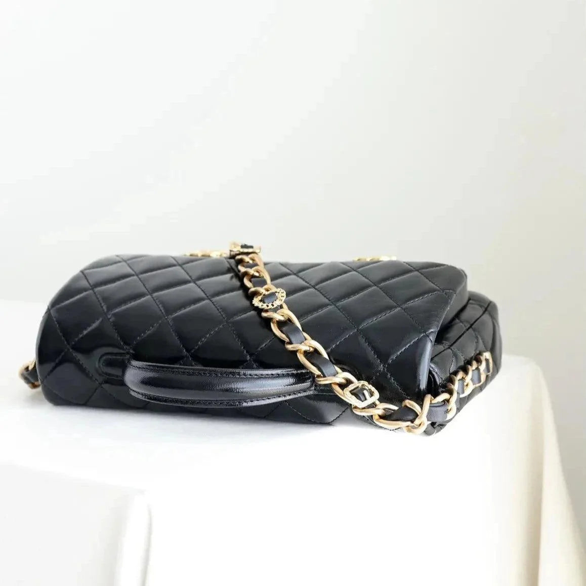 Chanel Kapaklı Üst Saplı Klasik CC Logo Elmas Kuzu Derisi Çanta - Glimmer of Luxury