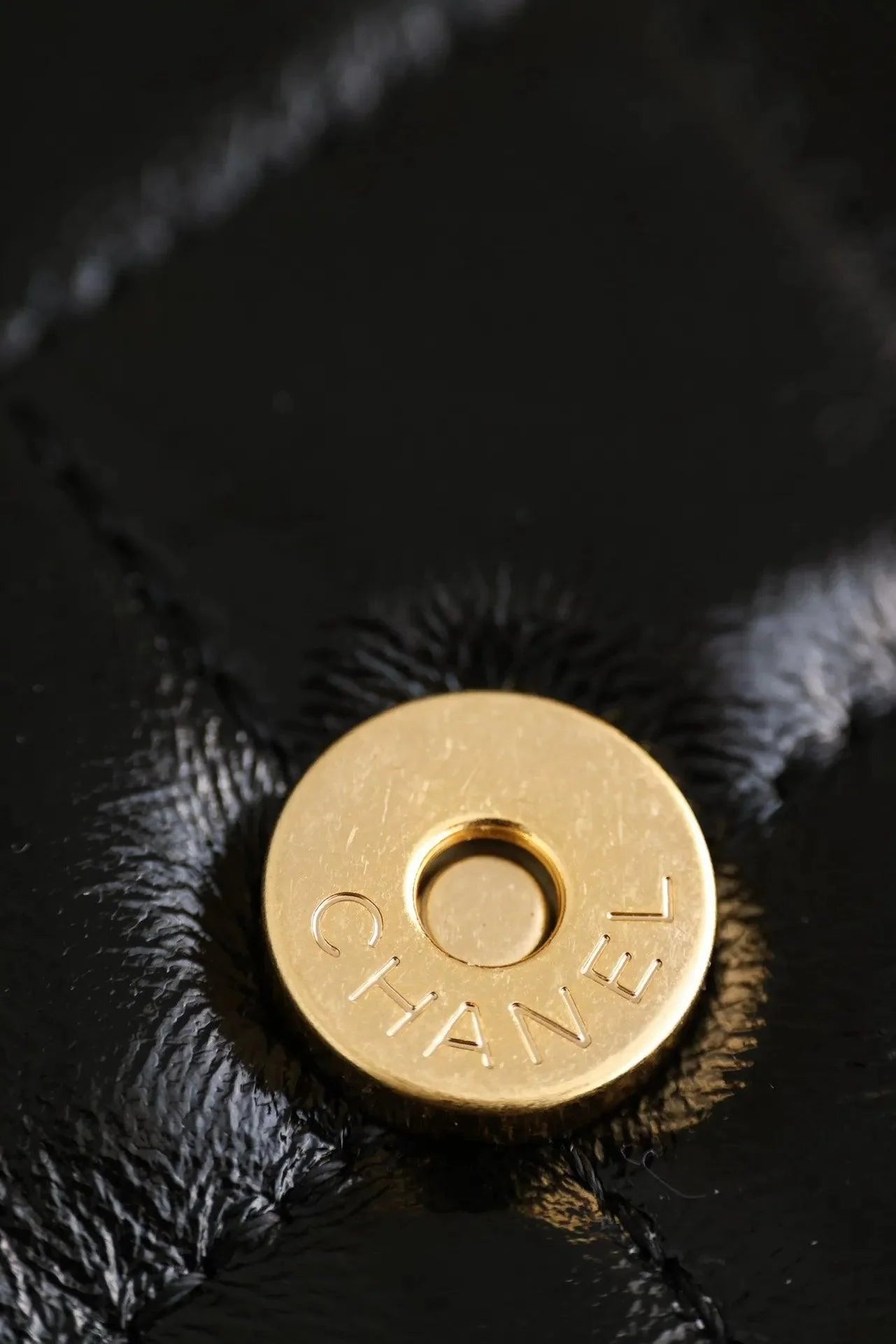 Chanel Kapaklı Üst Saplı Klasik CC Logo Elmas Kuzu Derisi Çanta - Glimmer of Luxury