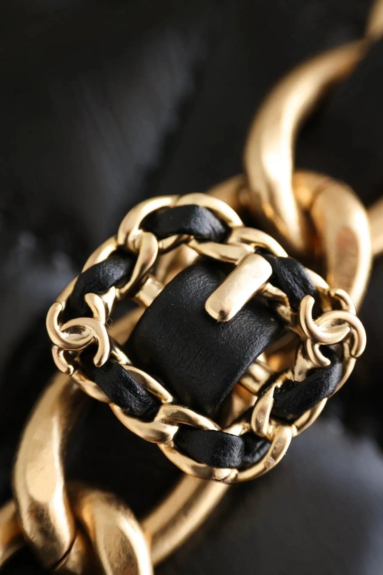 Chanel Kapaklı Üst Saplı Klasik CC Logo Elmas Kuzu Derisi Çanta - Glimmer of Luxury