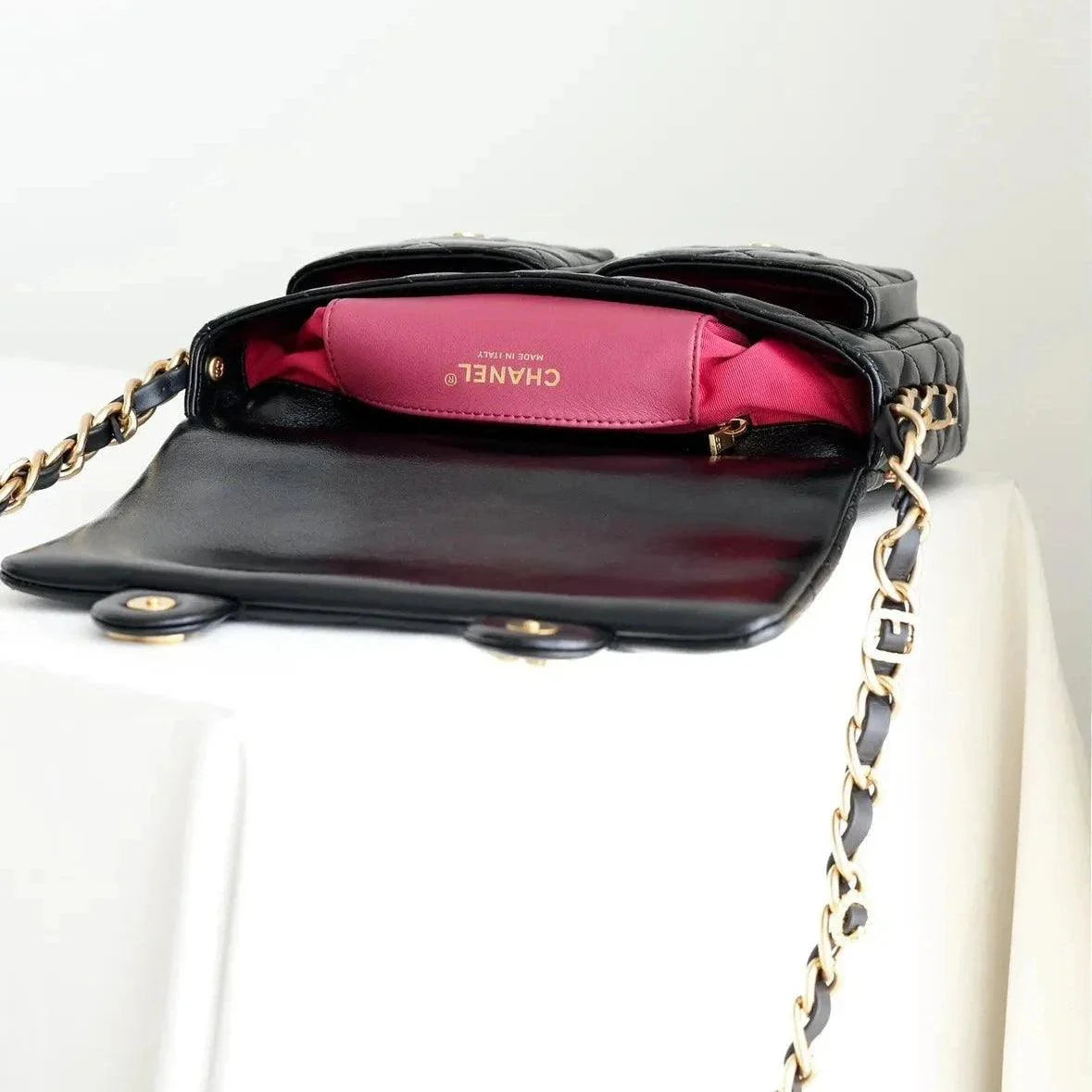 Chanel Kapaklı Üst Saplı Klasik CC Logo Elmas Kuzu Derisi Çanta - Glimmer of Luxury