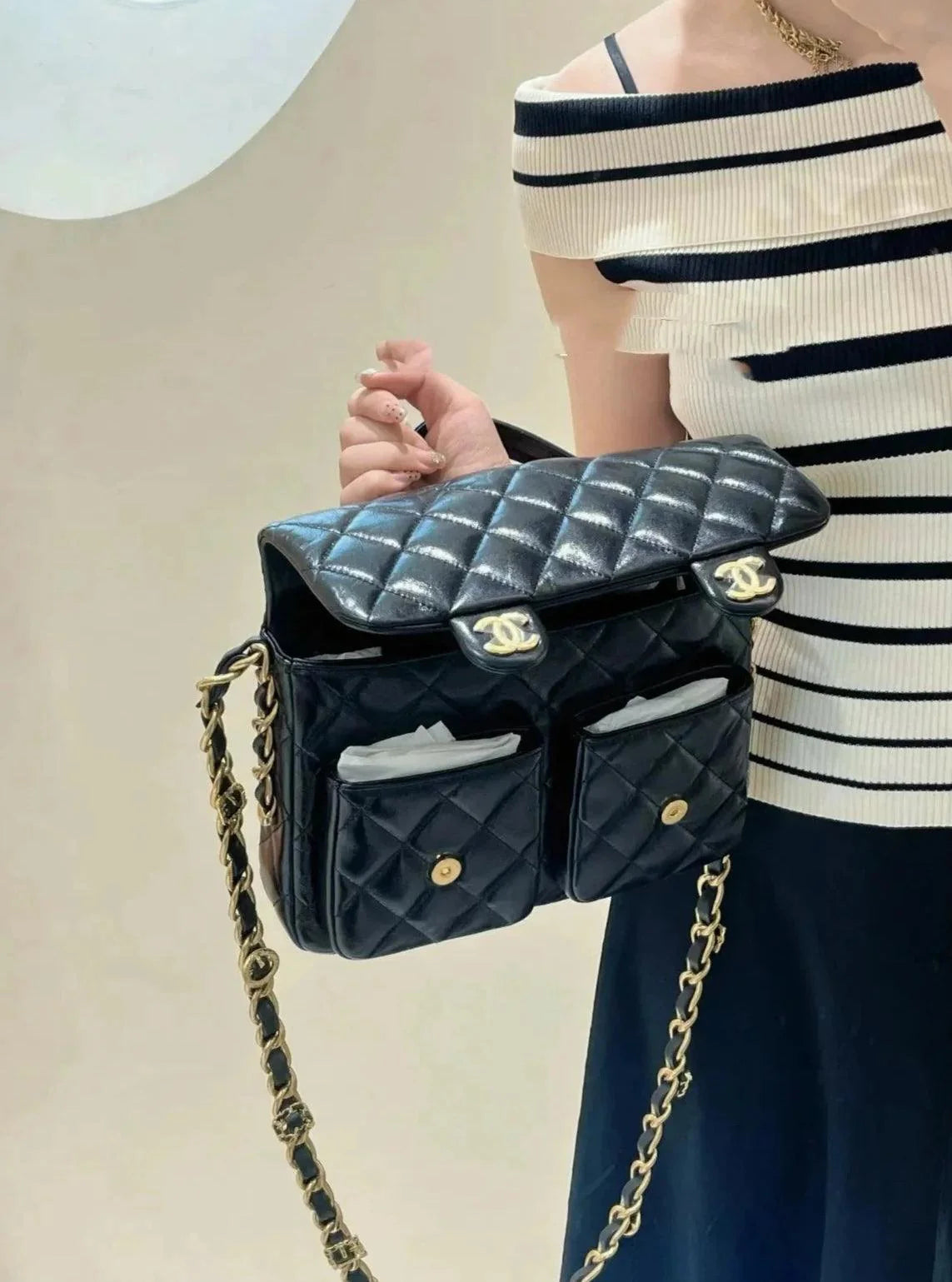 Chanel Kapaklı Üst Saplı Klasik CC Logo Elmas Kuzu Derisi Çanta - Glimmer of Luxury