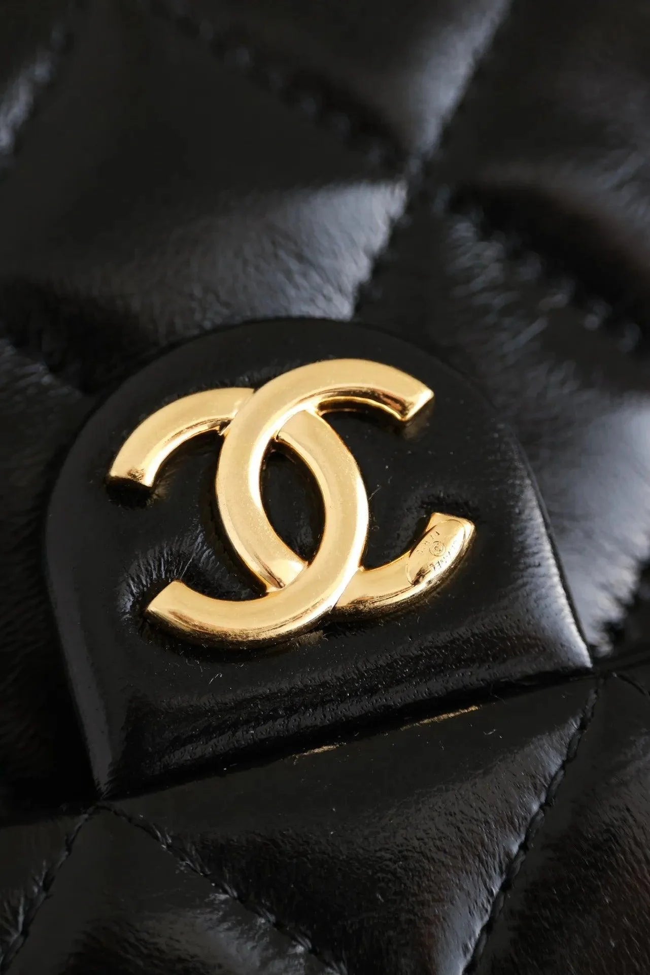 Chanel Kapaklı Üst Saplı Klasik CC Logo Elmas Kuzu Derisi Çanta - Glimmer of Luxury