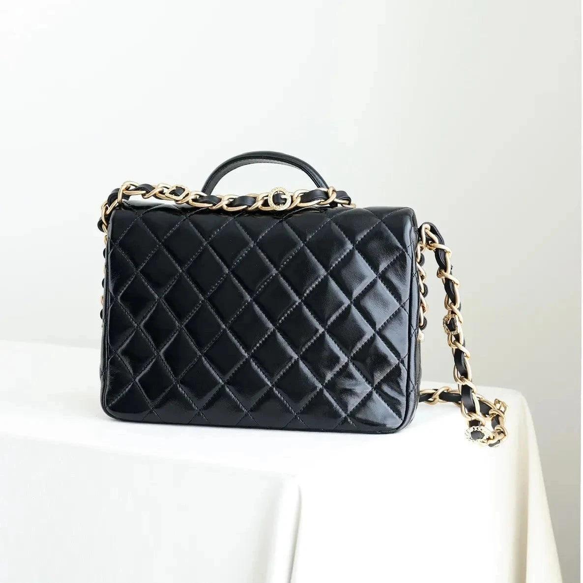 Chanel Kapaklı Üst Saplı Klasik CC Logo Elmas Kuzu Derisi Çanta - Glimmer of Luxury