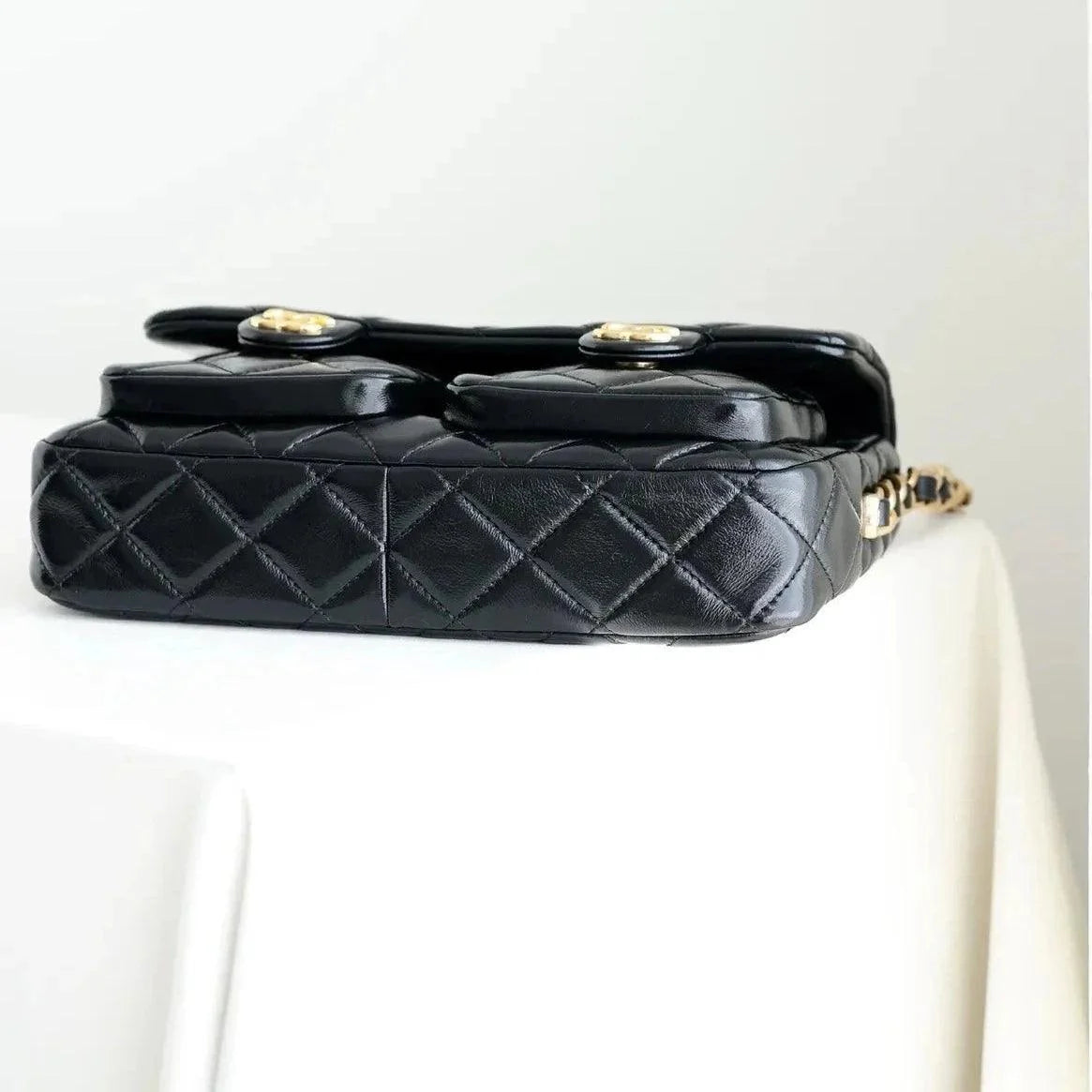 Chanel Kapaklı Üst Saplı Klasik CC Logo Elmas Kuzu Derisi Çanta - Glimmer of Luxury