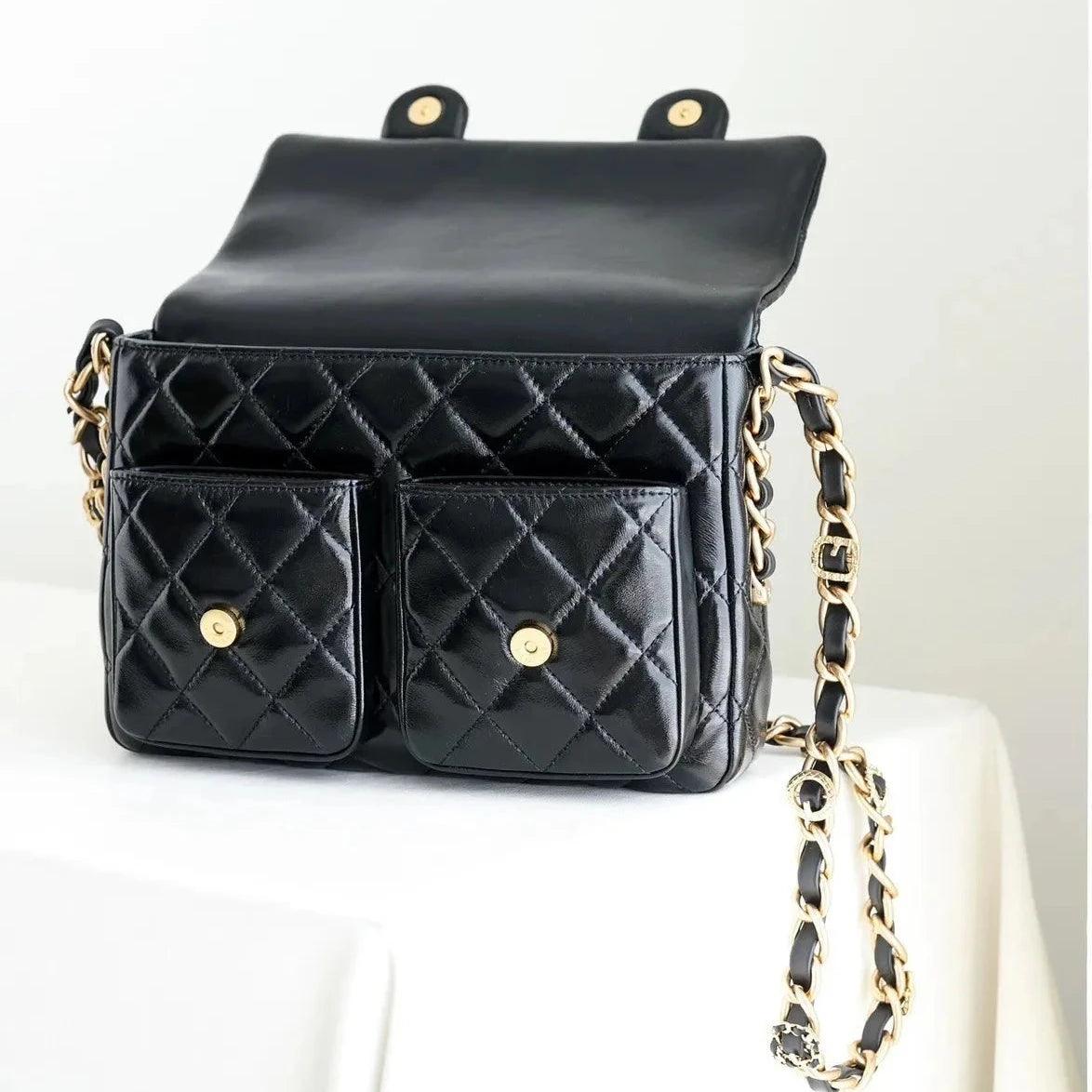 Chanel Kapaklı Üst Saplı Klasik CC Logo Elmas Kuzu Derisi Çanta - Glimmer of Luxury