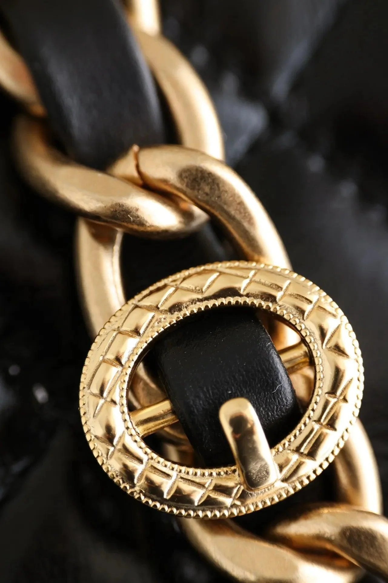 Chanel Kapaklı Üst Saplı Klasik CC Logo Elmas Kuzu Derisi Çanta - Glimmer of Luxury