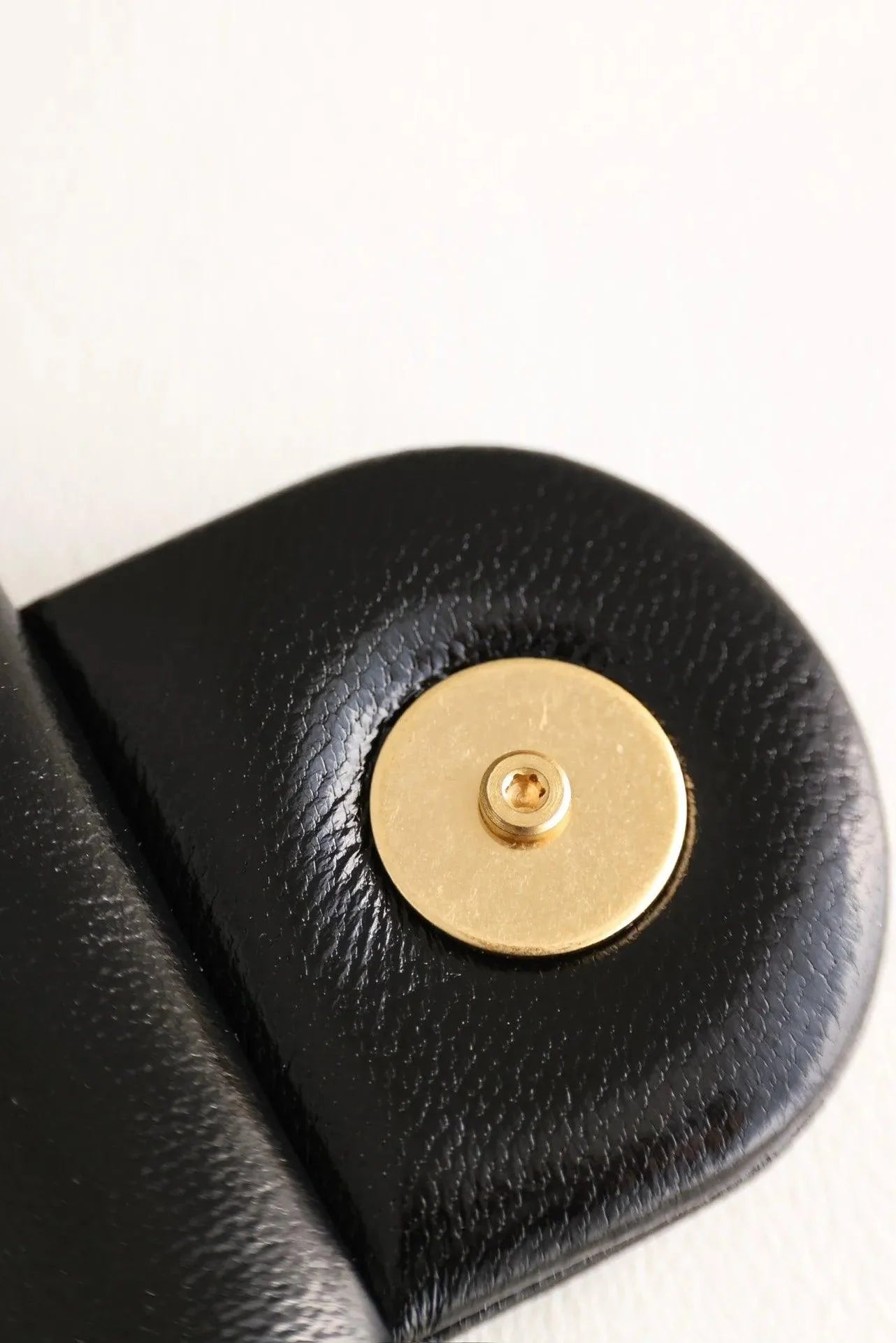 Chanel Kapaklı Üst Saplı Klasik CC Logo Elmas Kuzu Derisi Çanta - Glimmer of Luxury