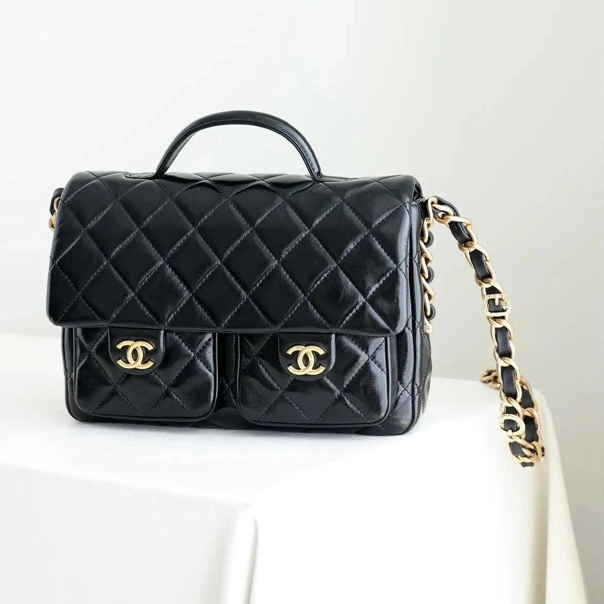 Chanel Kapaklı Üst Saplı Klasik CC Logo Elmas Kuzu Derisi Çanta - Glimmer of Luxury