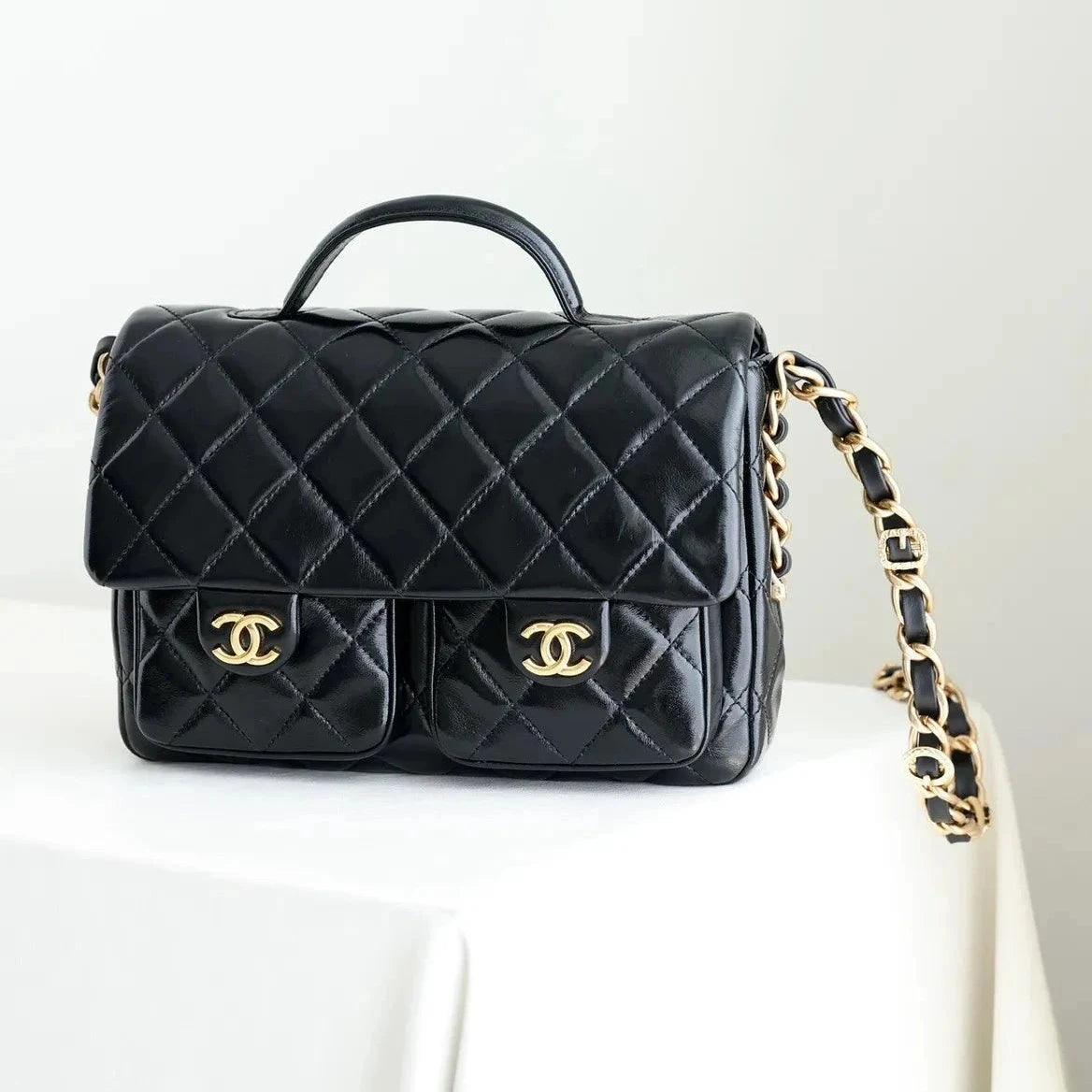 Chanel Kapaklı Üst Saplı Klasik CC Logo Elmas Kuzu Derisi Çanta - Glimmer of Luxury