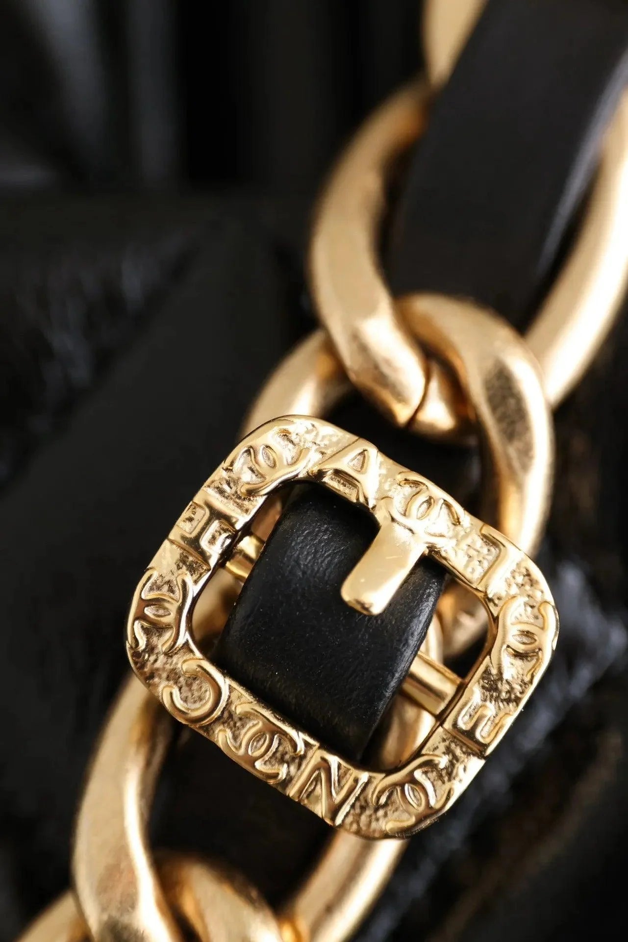 Chanel Kapaklı Üst Saplı Klasik CC Logo Elmas Kuzu Derisi Çanta - Glimmer of Luxury