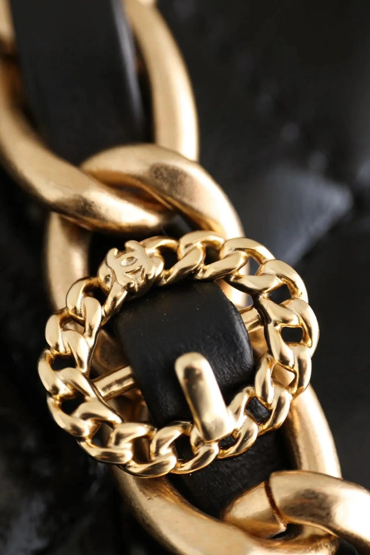 Chanel Kapaklı Üst Saplı Klasik CC Logo Elmas Kuzu Derisi Çanta - Glimmer of Luxury