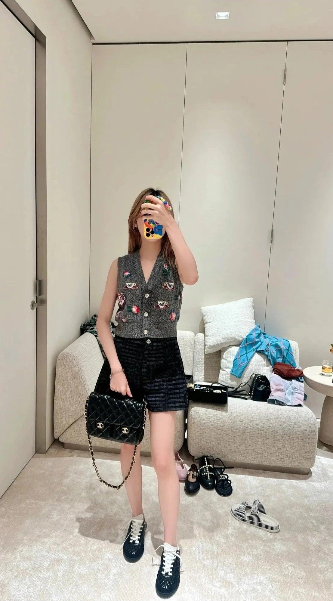 Chanel Kapaklı Üst Saplı Klasik CC Logo Elmas Kuzu Derisi Çanta - Glimmer of Luxury