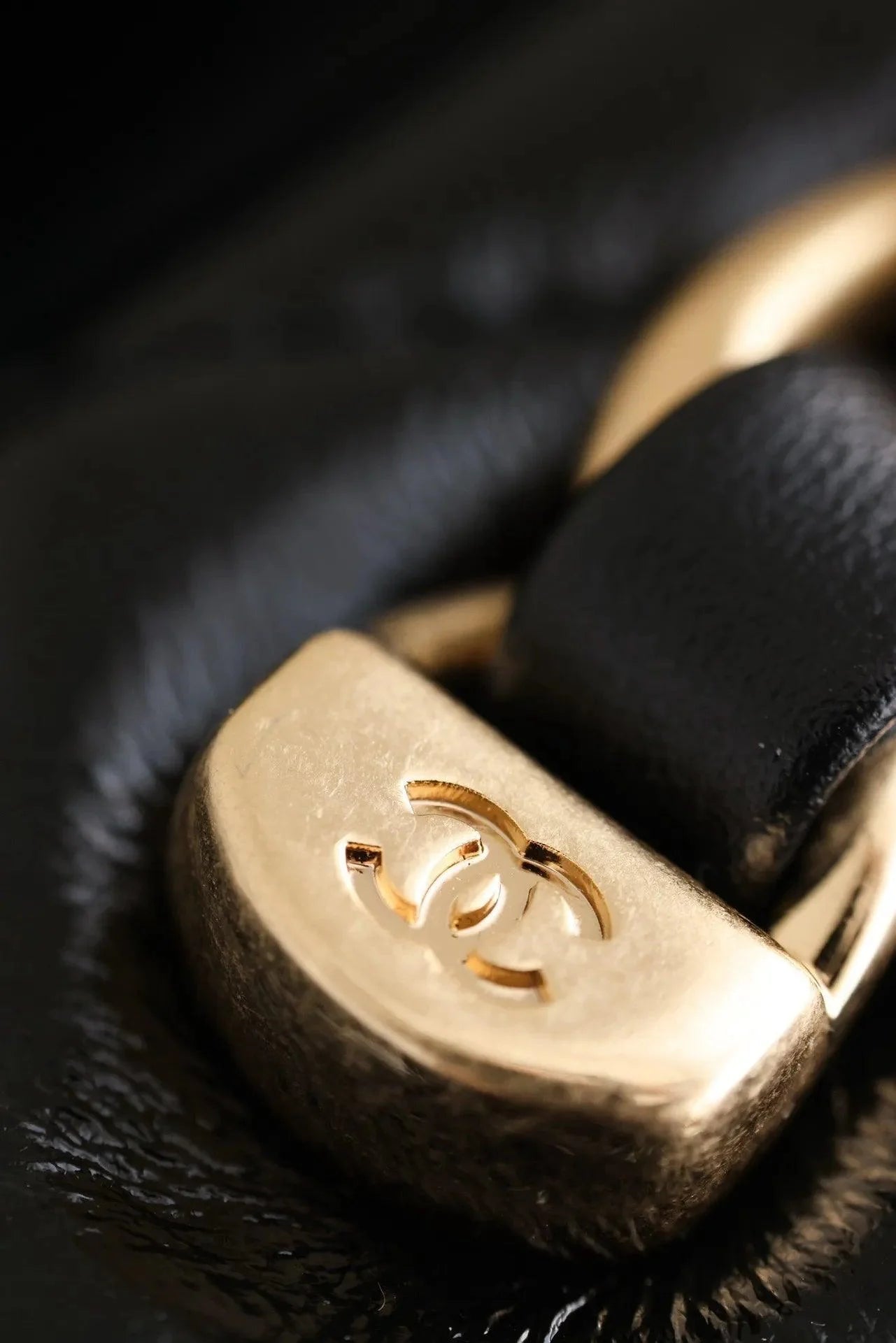 Chanel Kapaklı Üst Saplı Klasik CC Logo Elmas Kuzu Derisi Çanta - Glimmer of Luxury