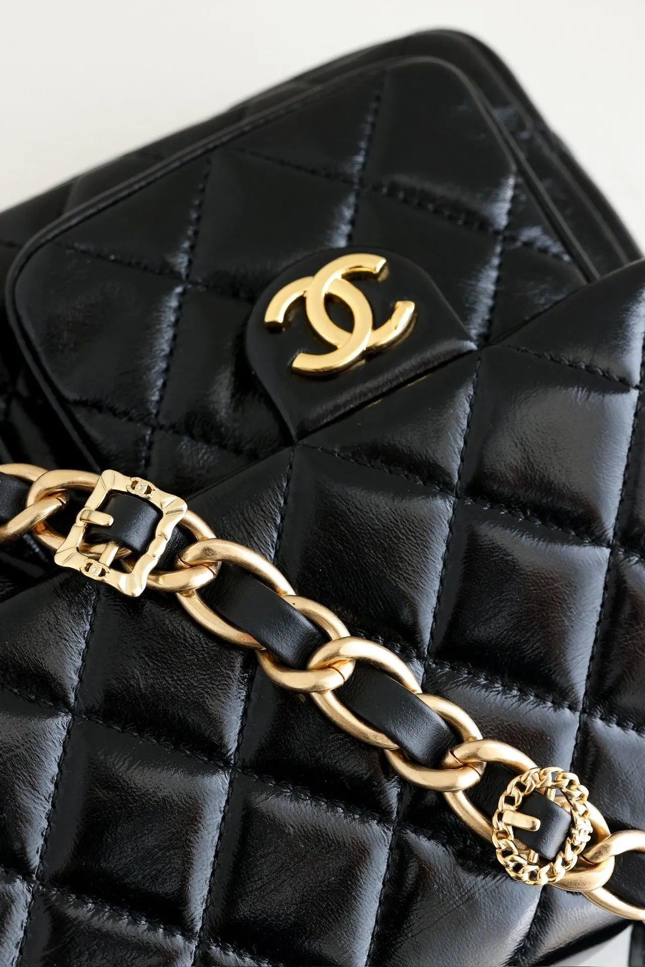 Chanel Kapaklı Üst Saplı Klasik CC Logo Elmas Kuzu Derisi Çanta - Glimmer of Luxury