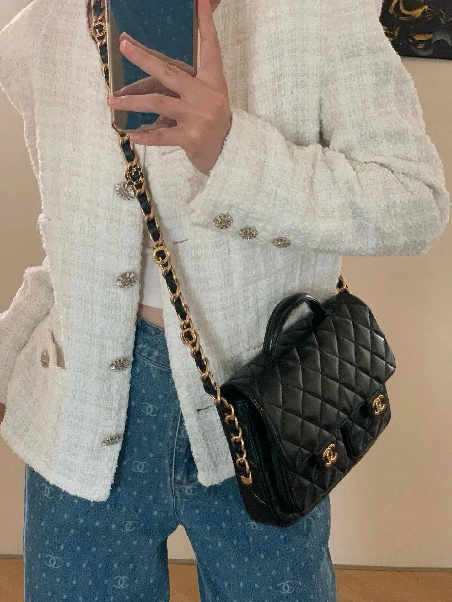 Chanel Kapaklı Üst Saplı Klasik CC Logo Elmas Kuzu Derisi Çanta - Glimmer of Luxury