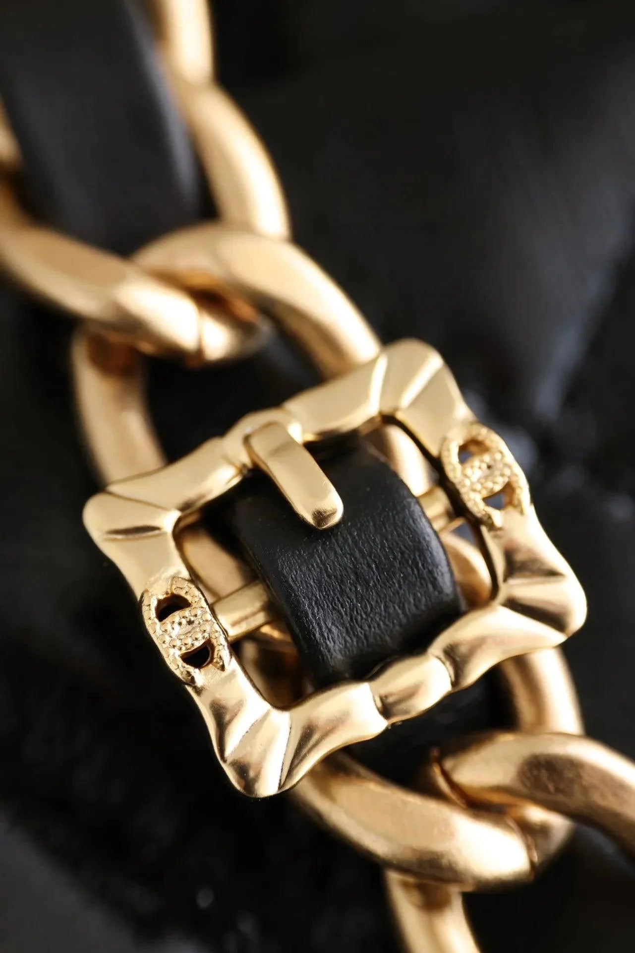 Chanel Kapaklı Üst Saplı Klasik CC Logo Elmas Kuzu Derisi Çanta - Glimmer of Luxury