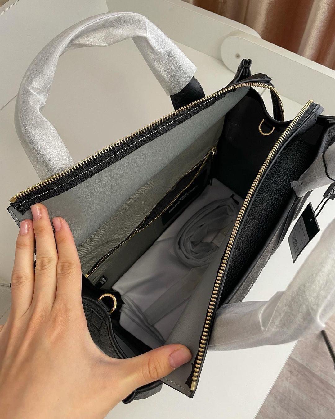 Marc Jacobs The Tote Bag Siyah - Glimmer of Luxury