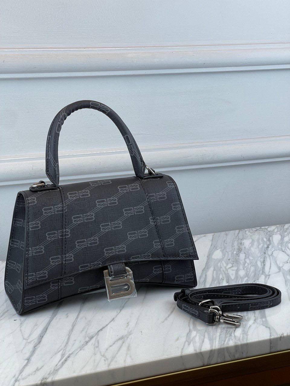 Balenciaga BB Monogram Kanvas Hourglass Kadın Çantaları - Glimmer of Luxury