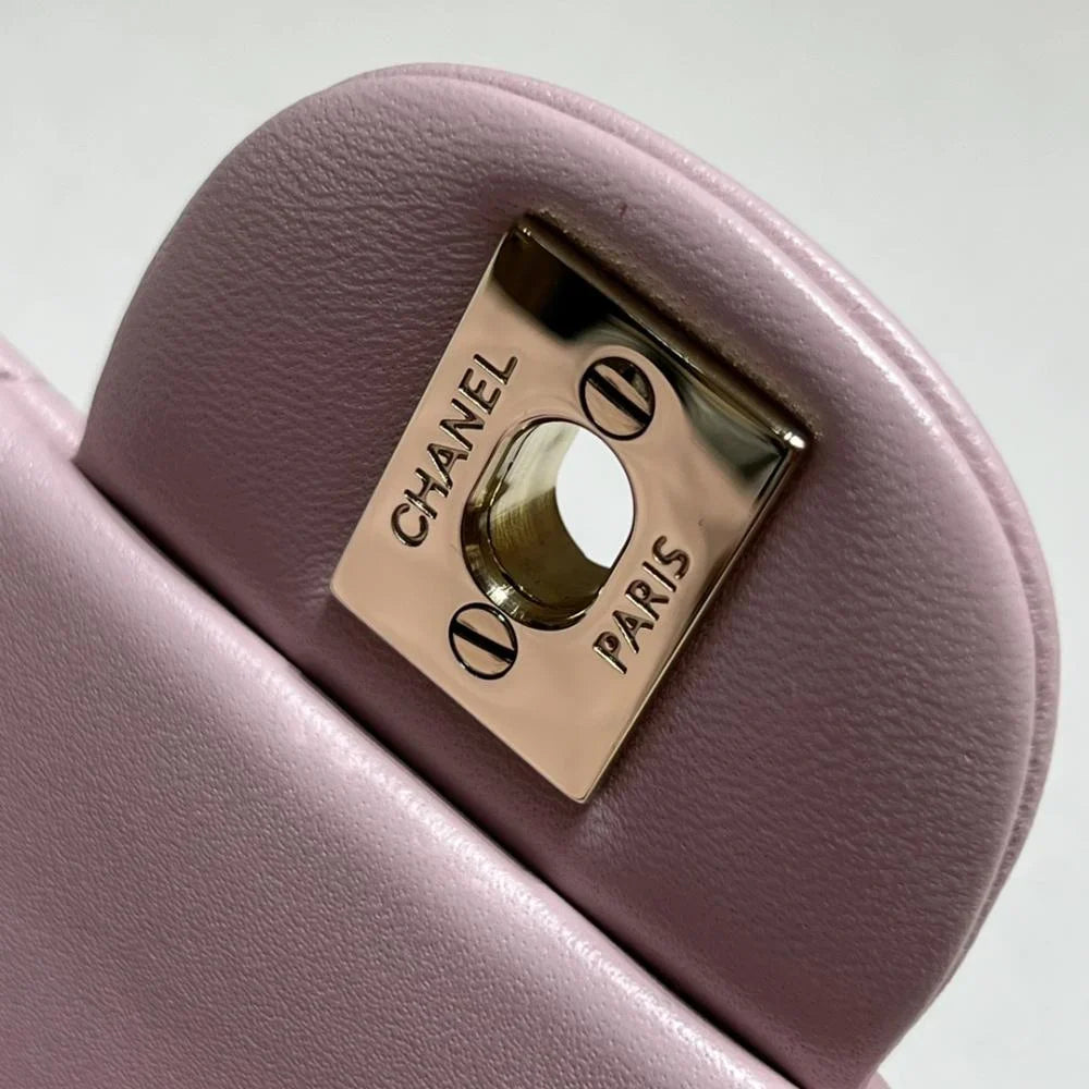 Chanel 22P Sınırlı Sayıda Mini Dikdörtgen Saplı Kuzu Derisi GHW - Glimmer of Luxury